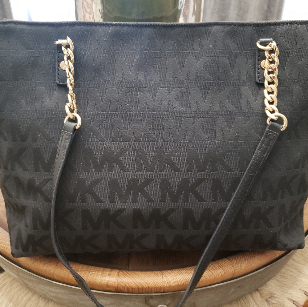 Michael Kors MK Signature JetSet Chain Tote-mint condition!